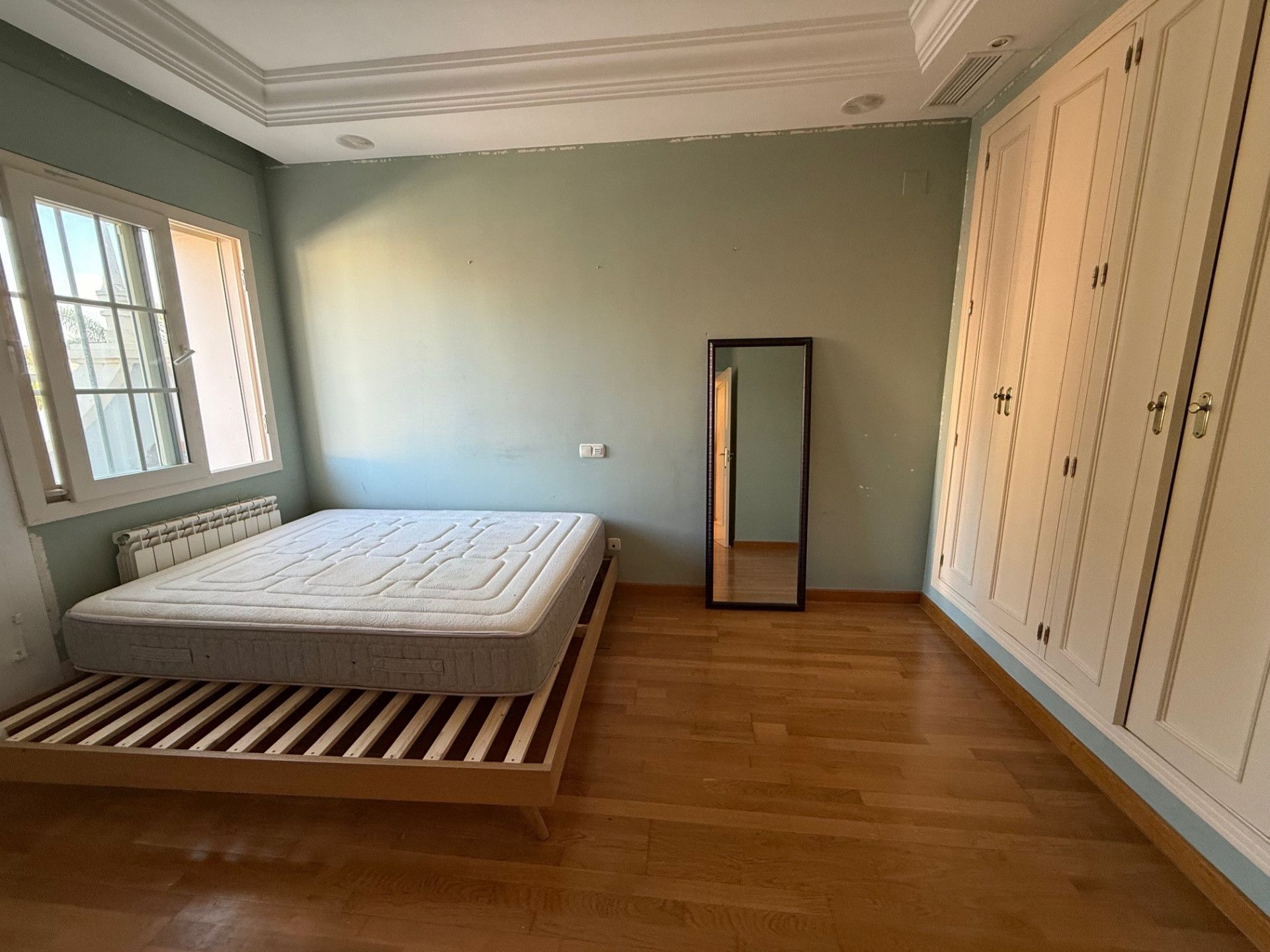 Dormitori de Casa adosada en venda en Marbella amb Aire condicionat, Calefacció i Jardí privat