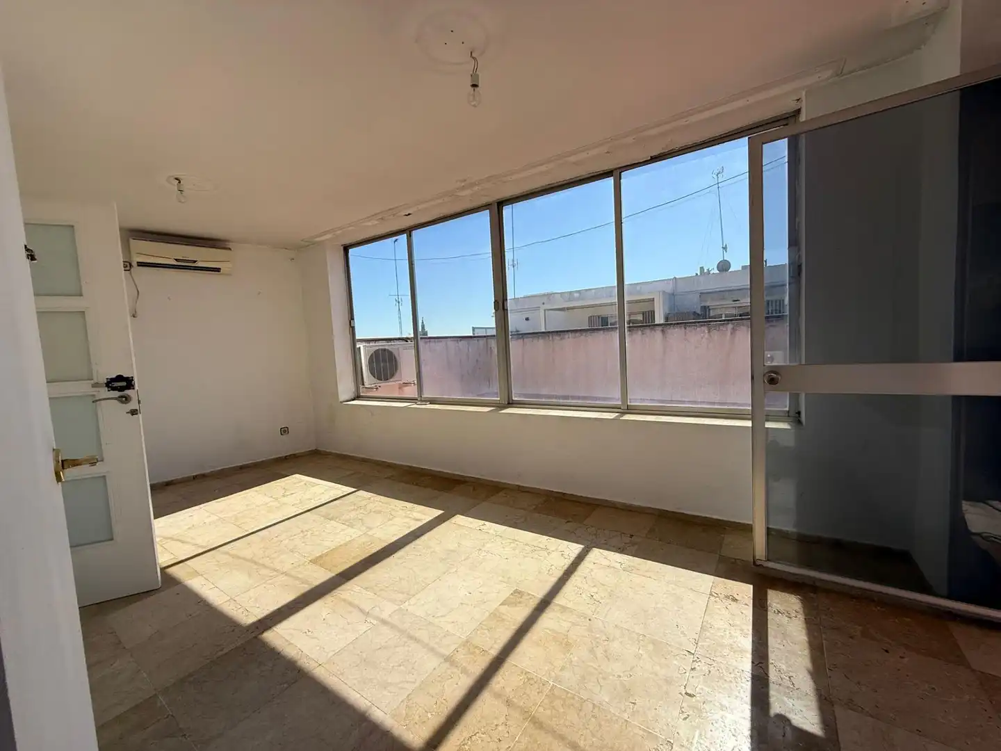 Wohnzimmer von Dachboden zur Miete in Sevilla mit Klimaanlage und Terrasse