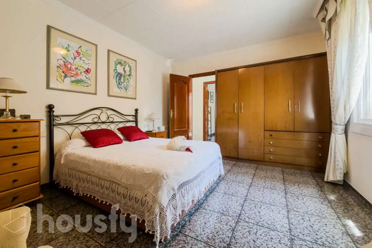 Bedroom of Houses for sale in Santa Coloma de Gramenet  with Air Conditioner, Heating and Private garden