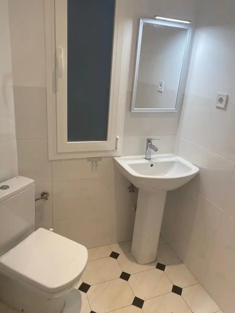 Bathroom of Flat for sale in Madrid  with Air Conditioner, Heating and Parquet flooring