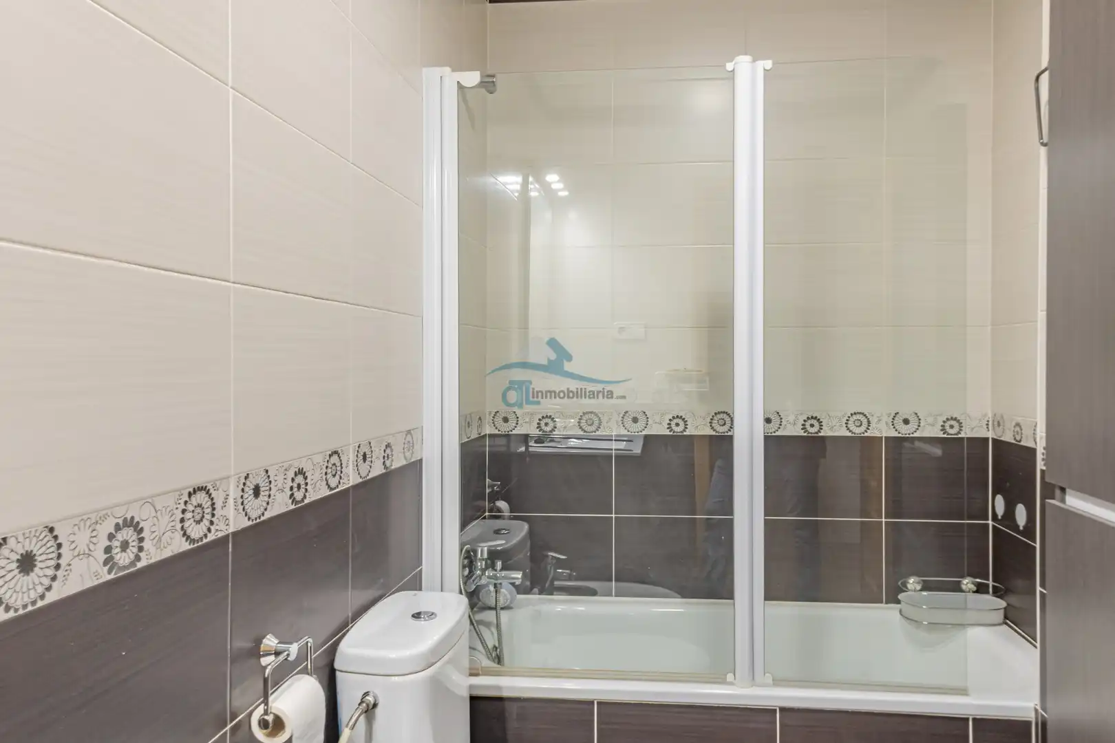 Bathroom of Flat for sale in Mengíbar  with Air Conditioner, Heating and Storage room