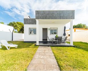 Vista exterior de Casa o xalet de lloguer en Barbate amb Aire condicionat, Jardí privat i Terrassa