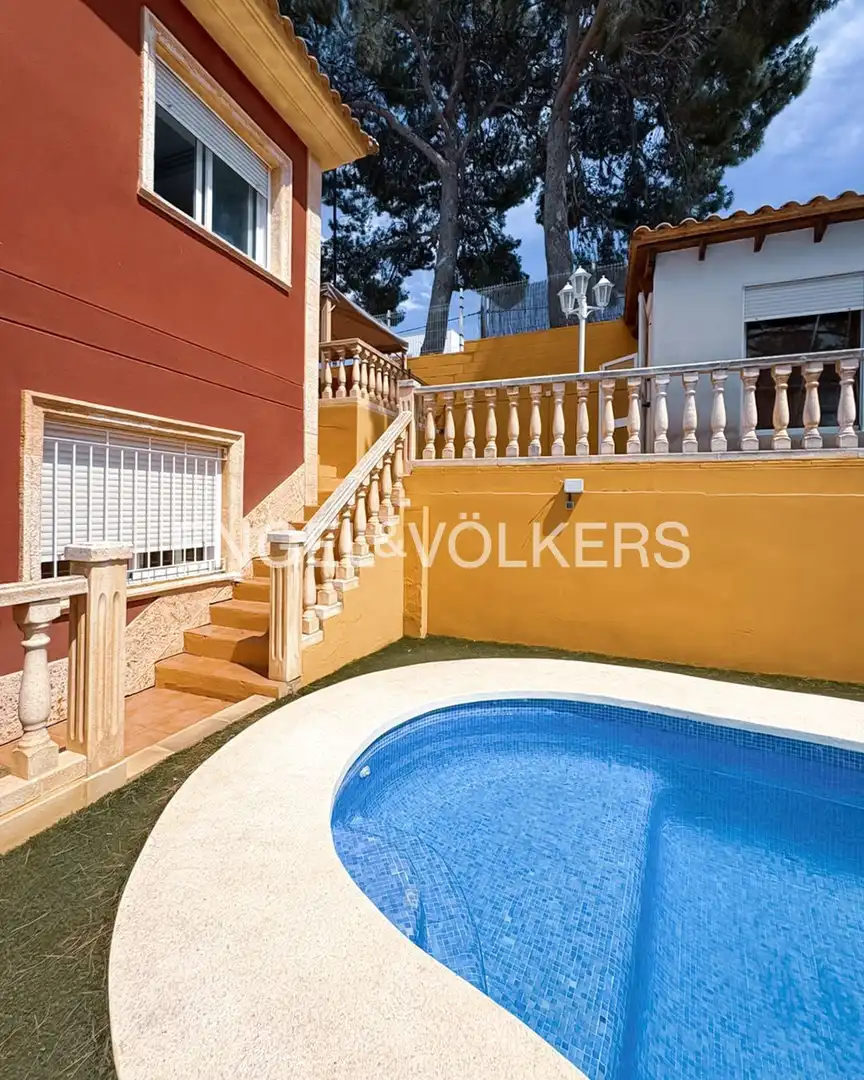 Piscina de Casa o chalet de alquiler en Torrent con Aire acondicionado, Calefacción y Jardín privado