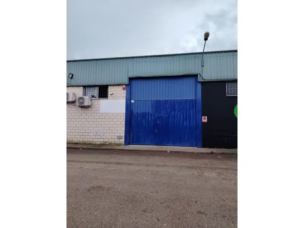 Vista exterior de Nave industrial en venta en Badajoz