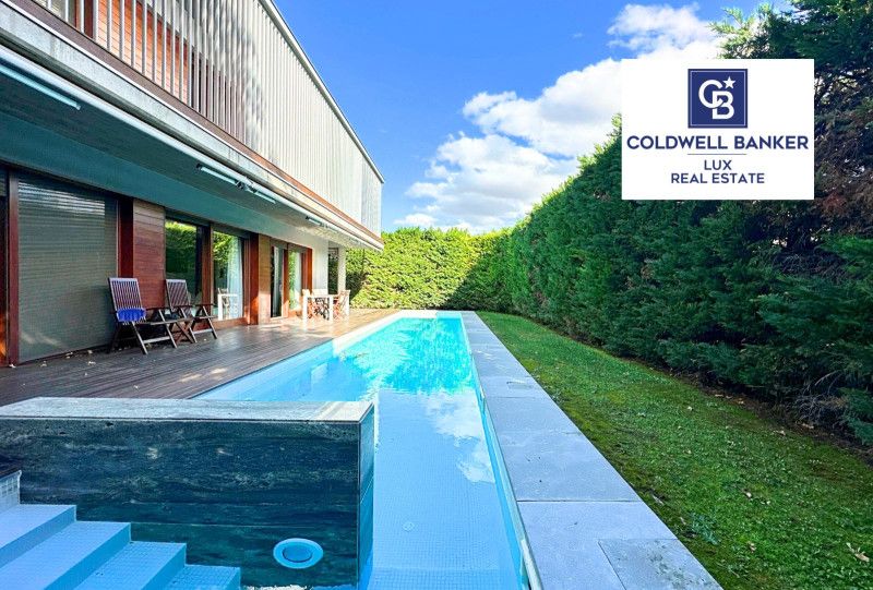 Swimming pool of House or chalet for sale in Figueres  with Air Conditioner, Heating and Terrace