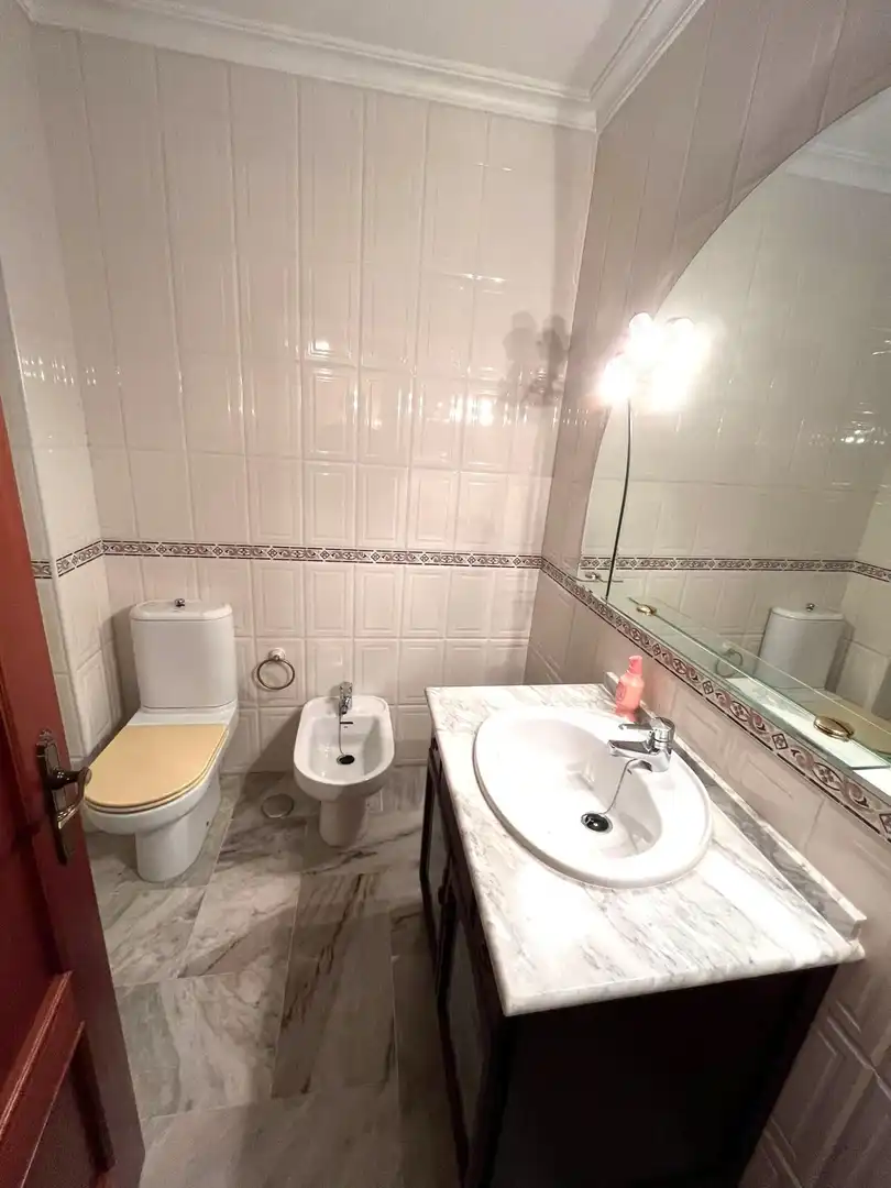 Baño de Casa adosada en venta en Moguer con Aire acondicionado, Terraza y Trastero