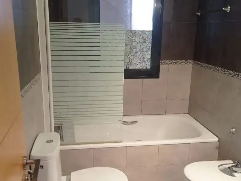 Badezimmer von Wohnung zur Miete in Cártama mit Möbliert