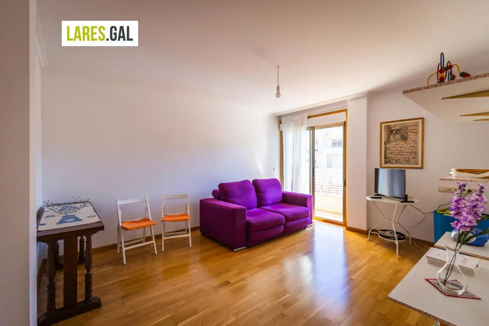 Sala d'estar de Pis en venda en Cangas  amb Calefacció, Terrassa i Traster