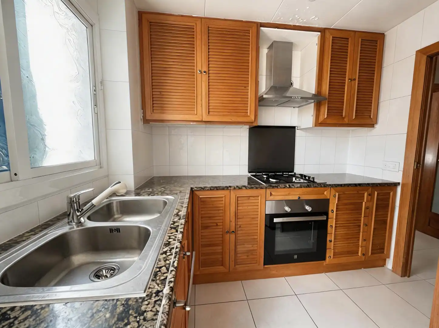 Cuina de Pis en venda en Barcelona amb Jardí privat i Forn