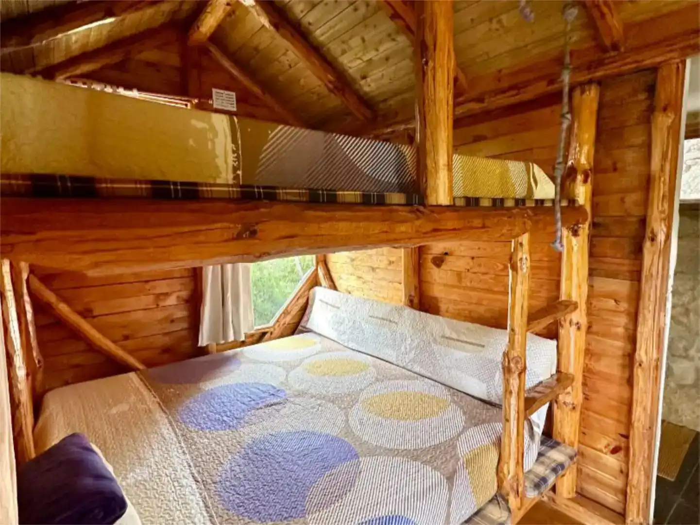 Dormitori de Local en venda en Montanejos amb Parquet i Moblat