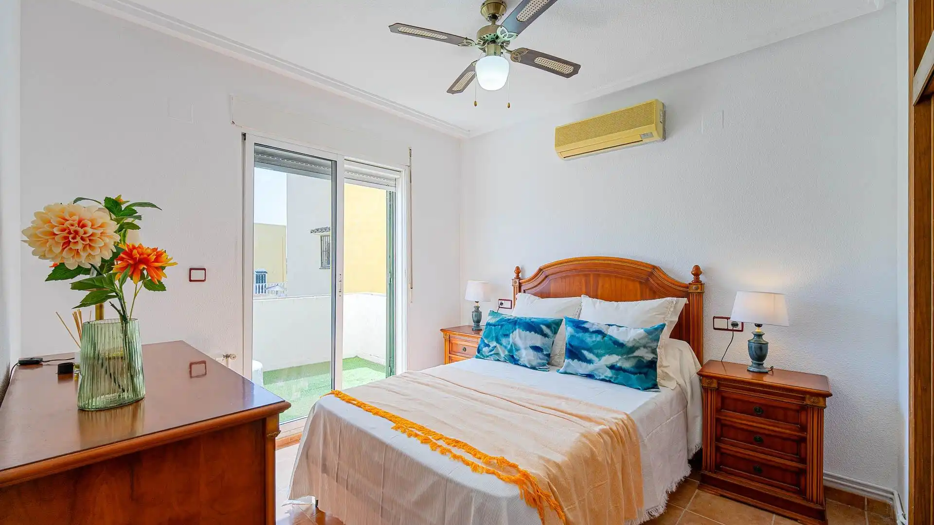 Habitación de Casa adosada en venta en Orihuela con Aire acondicionado, Calefacción y Jardín privado