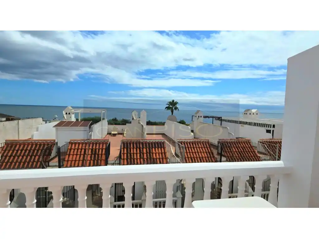 Vista exterior de Casa adosada en venda en Manilva amb Terrassa, Balcó i Piscina comunitària