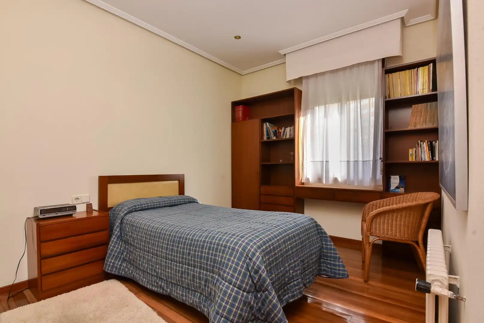 Dormitori de Casa o xalet en venda en A Coruña Capital  amb Calefacció, Jardí privat i Parquet