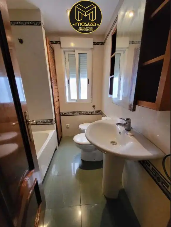 Baño de Ático de alquiler en Jaén con Aire acondicionado, Calefacción y Terraza