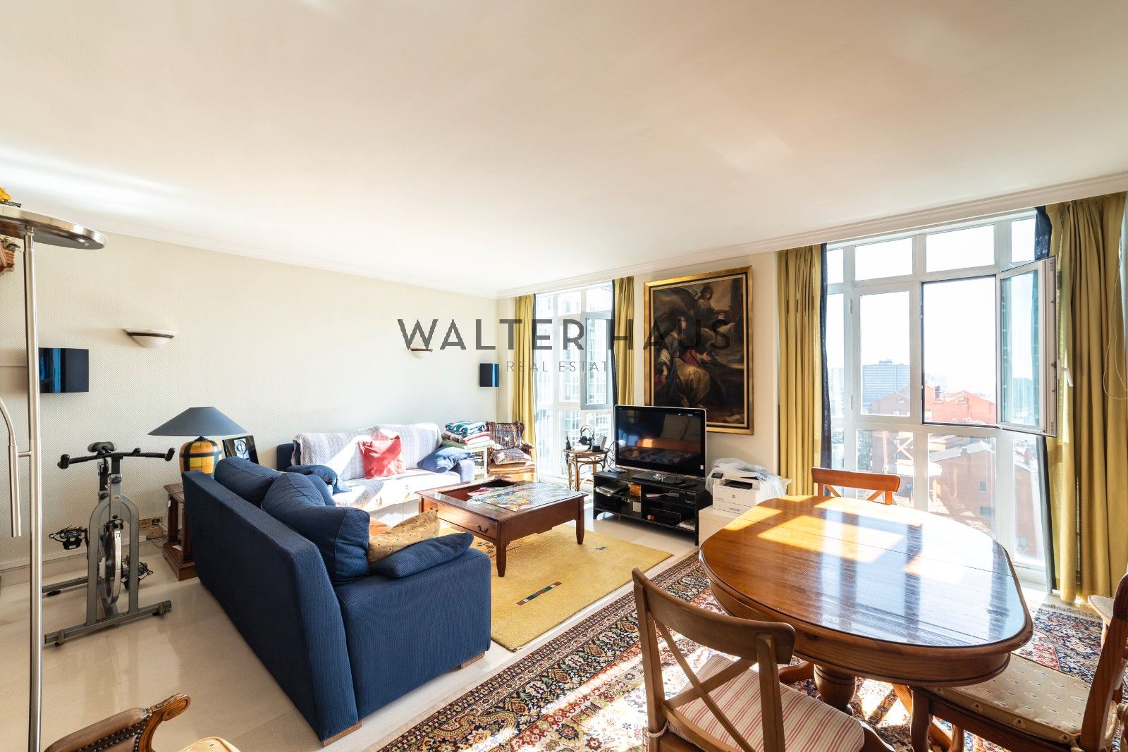 Living room of Flat for sale in  Madrid Capital  with Air Conditioner, Heating and Furnished