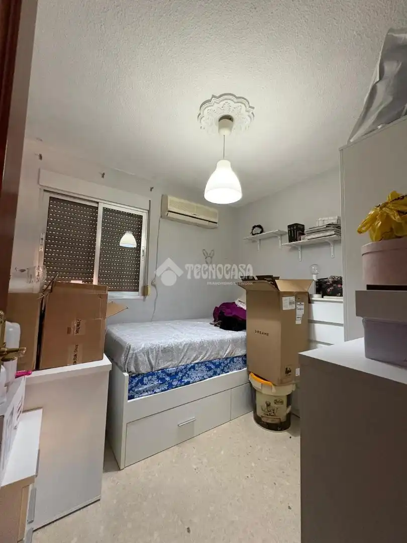 Bedroom of Flat for sale in Sevilla  with Air Conditioner and Balcony
