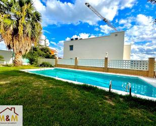 Piscina de Casa o xalet en venda en Castelldefels amb Jardí privat, Terrassa i Traster