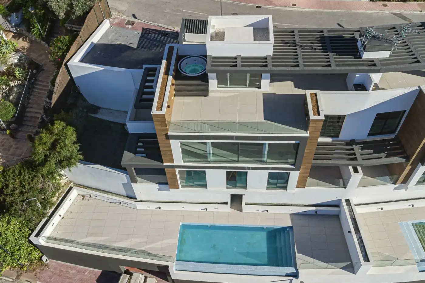 Vista exterior de Casa o xalet en venda en Benahavís amb Aire condicionat, Jardí privat i Terrassa