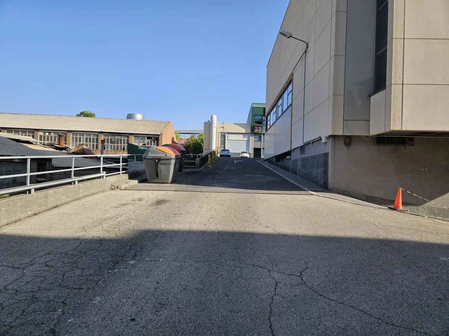 Außenansicht von Fabrikhallen zum Verkauf in Alcobendas