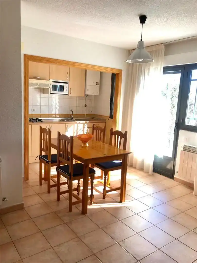 Cuina de Apartament en venda en Vallejera de Riofrío amb Jardí privat, Piscina i Moblat