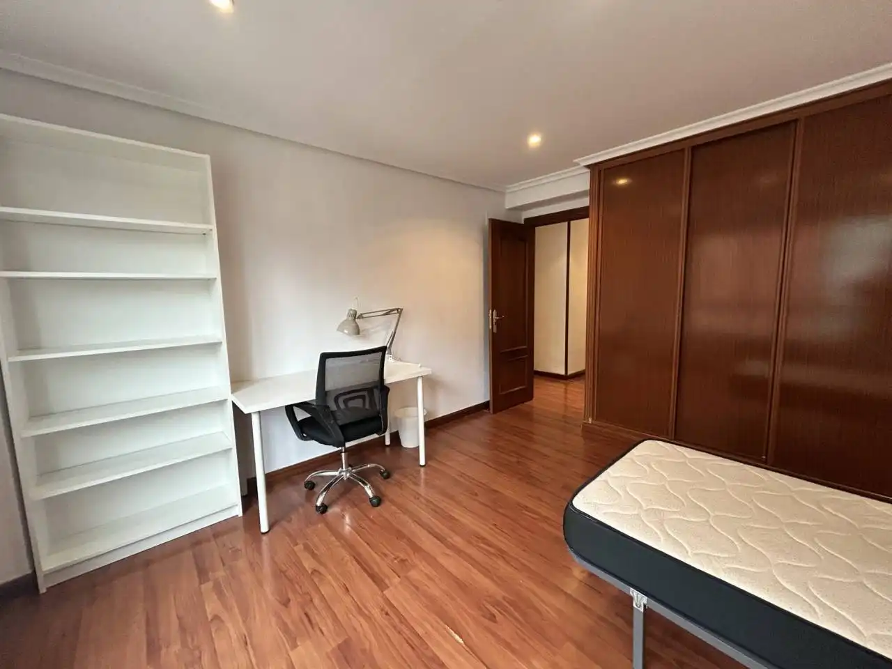 Habitación de Piso de alquiler en Oviedo  con Calefacción y Amueblado
