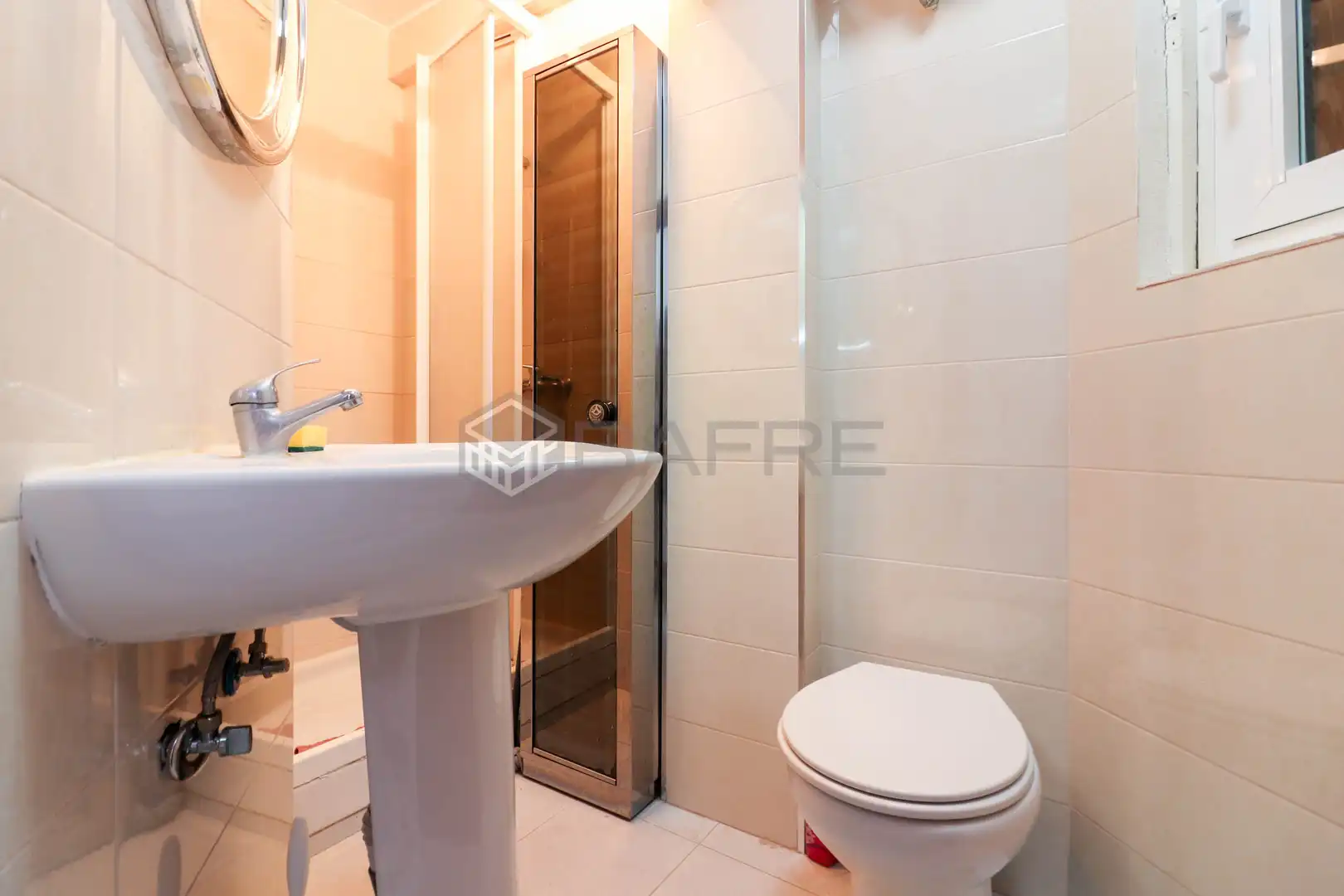 Bathroom of Flat for sale in Madrid
