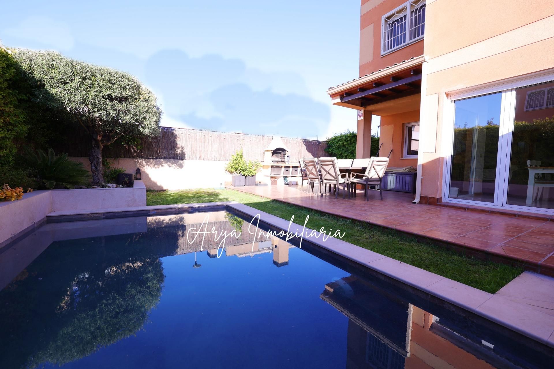 Piscina de Casa adosada en venda en Torrejón de Ardoz amb Calefacció, Jardí privat i Terrassa