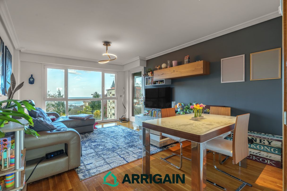 Sala d'estar de Pis en venda en Donostia - San Sebastián  amb Calefacció, Terrassa i Alarma