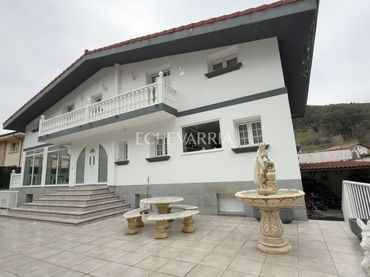Villa con balcone in vendita a Sámano