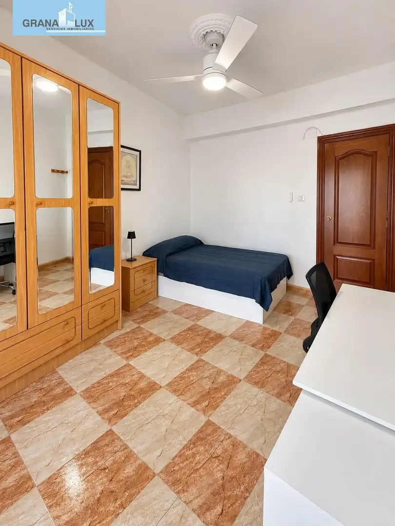 Dormitori de Pis per a compartir en Granada amb Calefacció i Terrassa