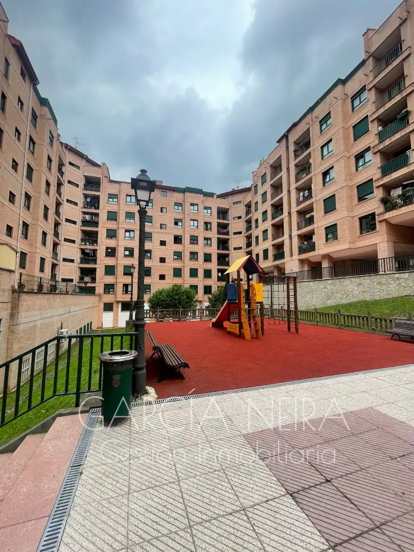 Vista exterior de Pis en venda en Oviedo  amb Calefacció, Jardí privat i Parquet