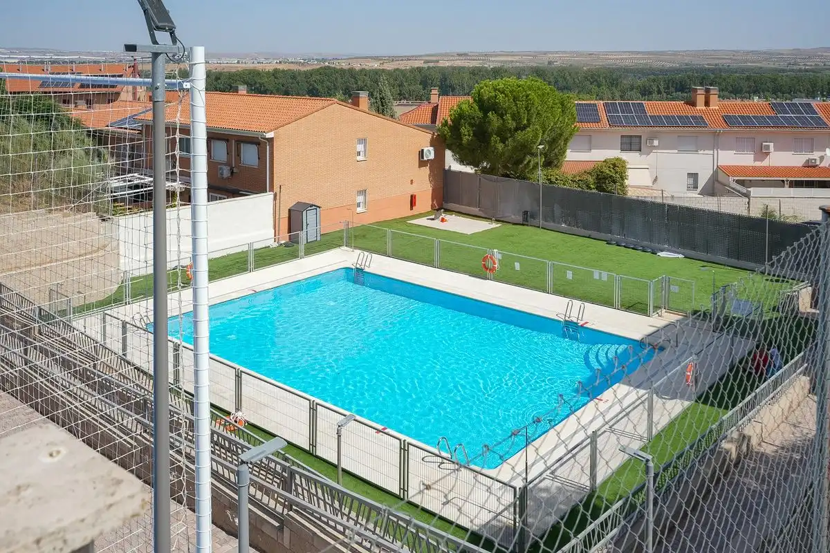 Piscina de Casa adosada en venda en Aranjuez amb Aire condicionat, Calefacció i Jardí privat
