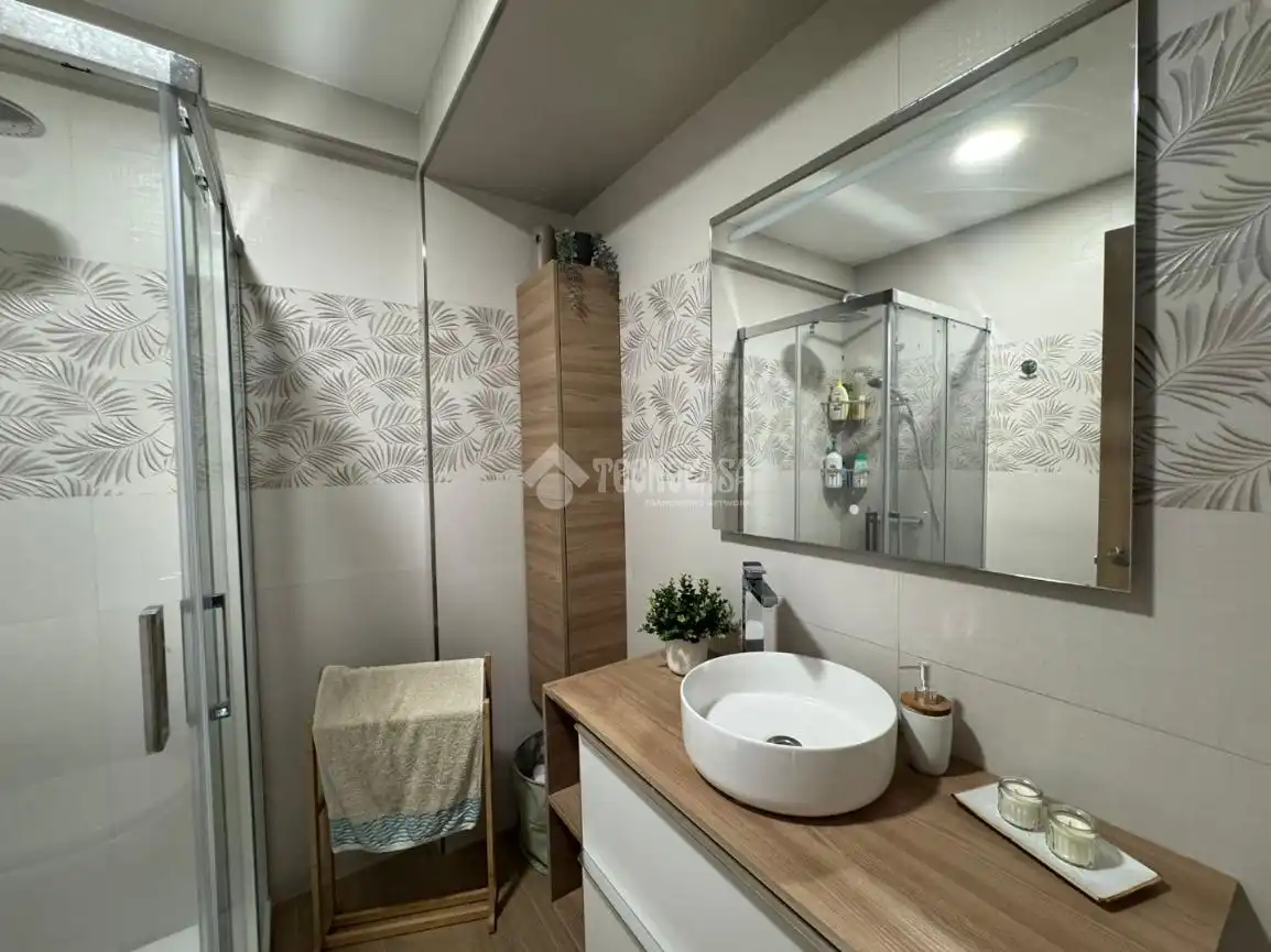 Badezimmer von Wohnung zum Verkauf in Huelva mit Klimaanlage