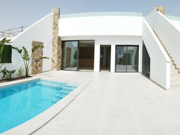Chalet con piscina en venta en San Javier ciudad