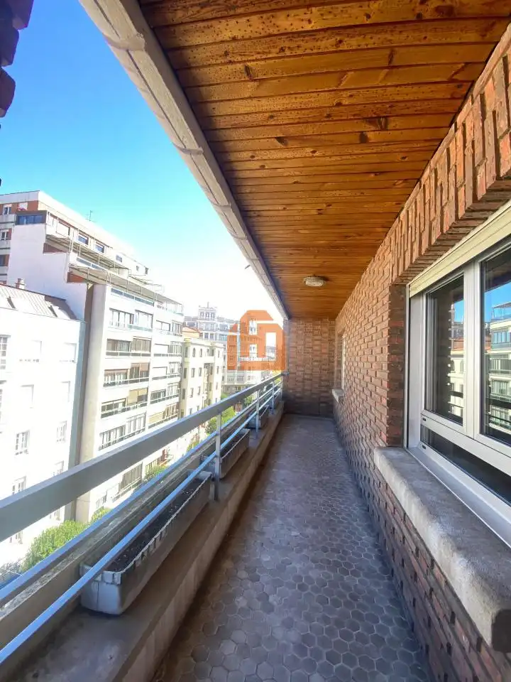 Vista exterior de Piso en venta en León Capital  con Calefacción, Parquet y Terraza