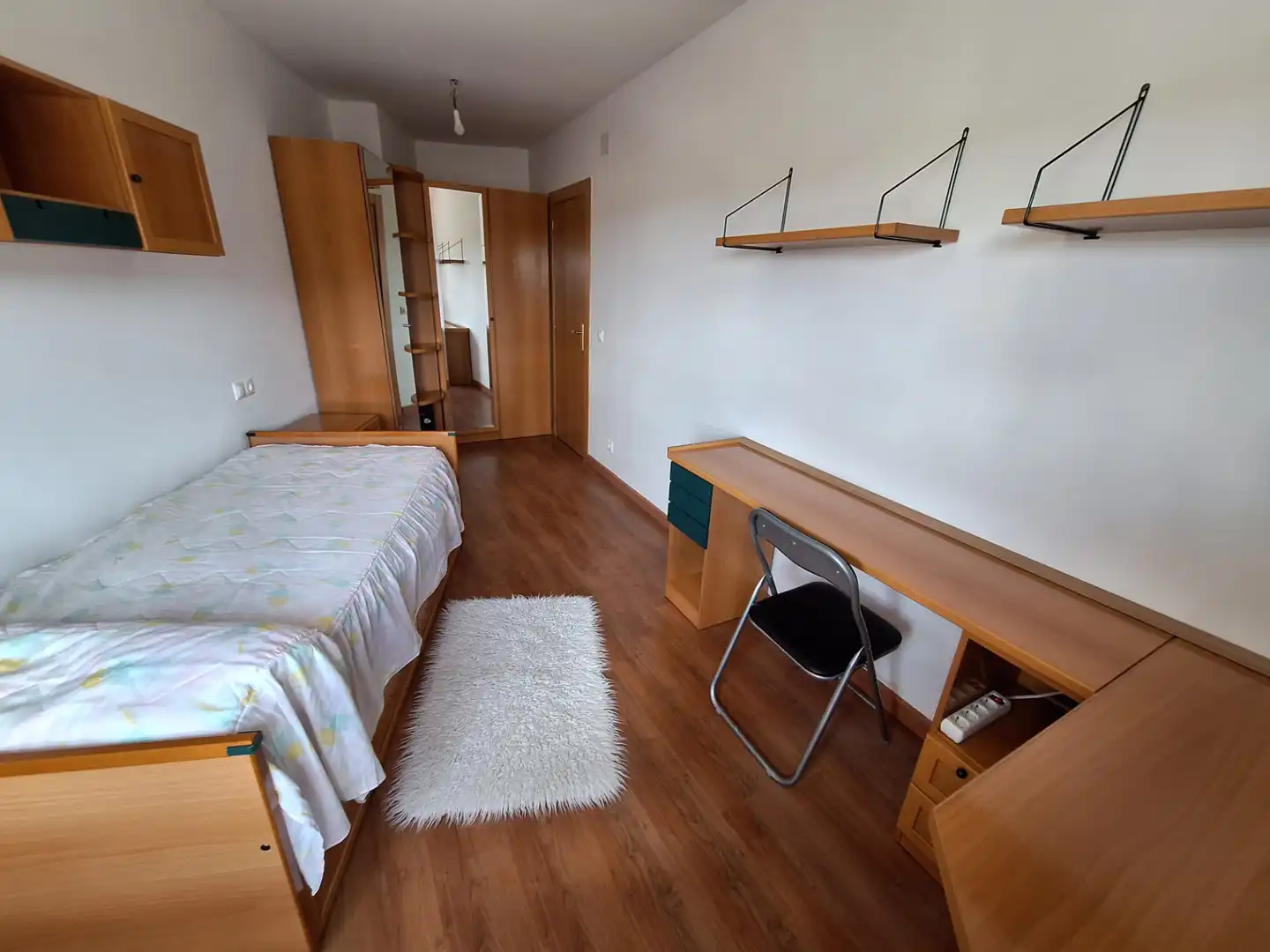 Bedroom of Flat for share in León Capital   with Heating, Parquet flooring and Storage room