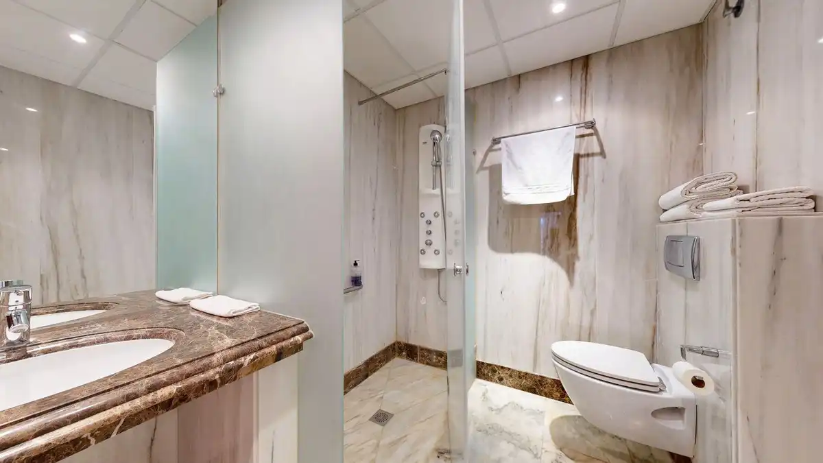 Bathroom of Flat for sale in Estepona  with Air Conditioner, Heating and Terrace