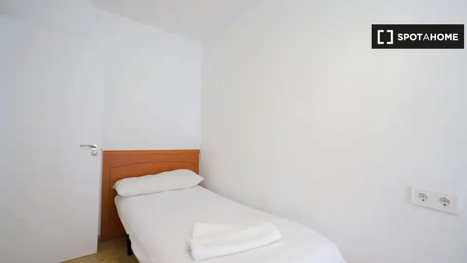 Habitación de Piso de alquiler en Valencia con Aire acondicionado, Calefacción y Amueblado
