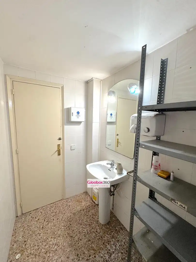 Bany de Local de lloguer en Reus amb Aire condicionat