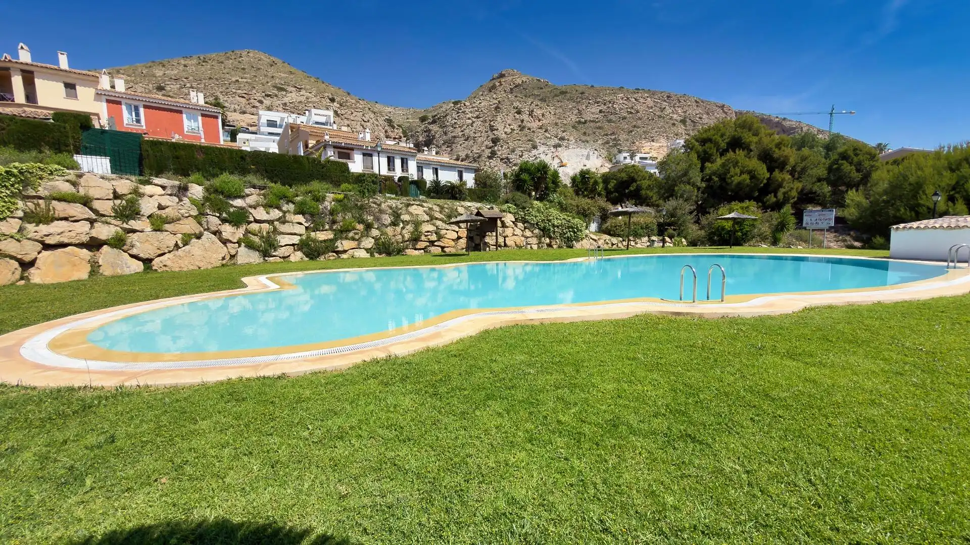 Piscina de Casa adosada en venta en Finestrat con Aire acondicionado, Jardín privado y Terraza