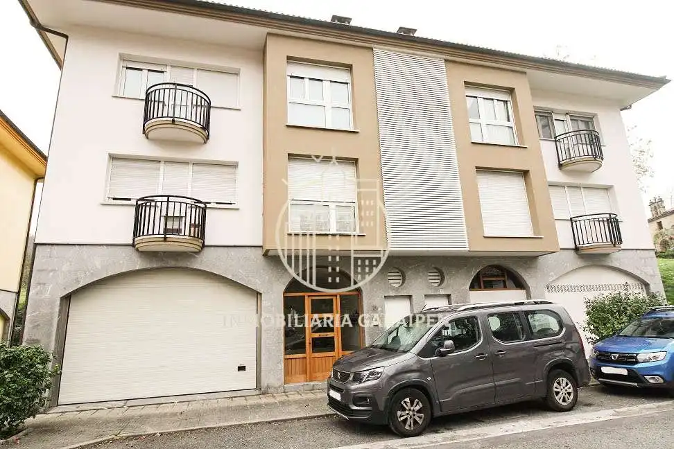 Außenansicht von Garage zum Verkauf in Aia