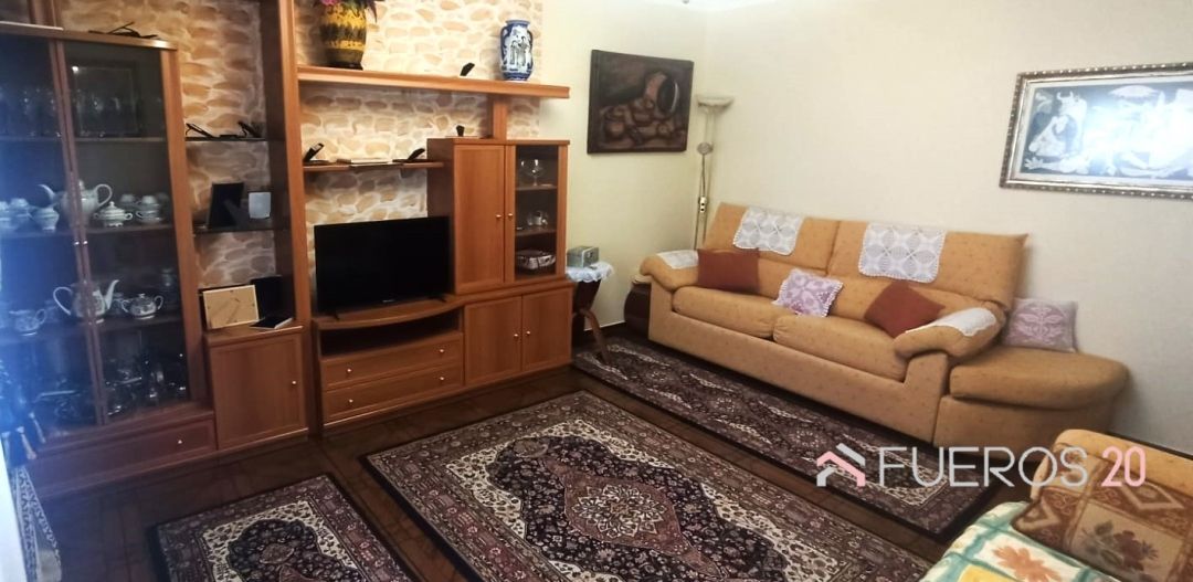 Sala d'estar de Casa o xalet en venda en Medina de Pomar amb Calefacció, Jardí privat i Terrassa