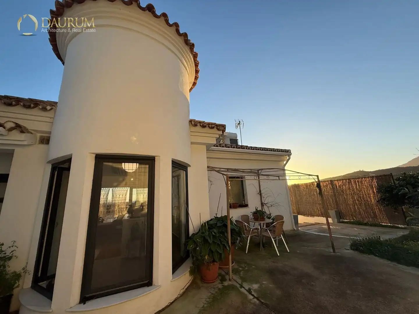 Vista exterior de Casa o xalet en venda en Estepona amb Aire condicionat, Calefacció i Terrassa