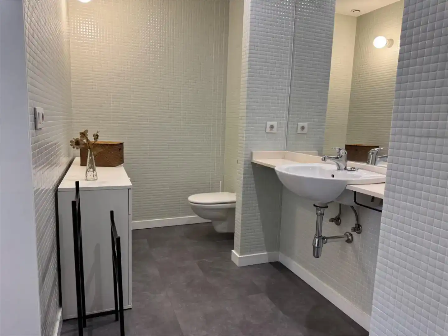 Bathroom of Flat for rent in Vigo   with Parquet flooring, Storage room and Furnished