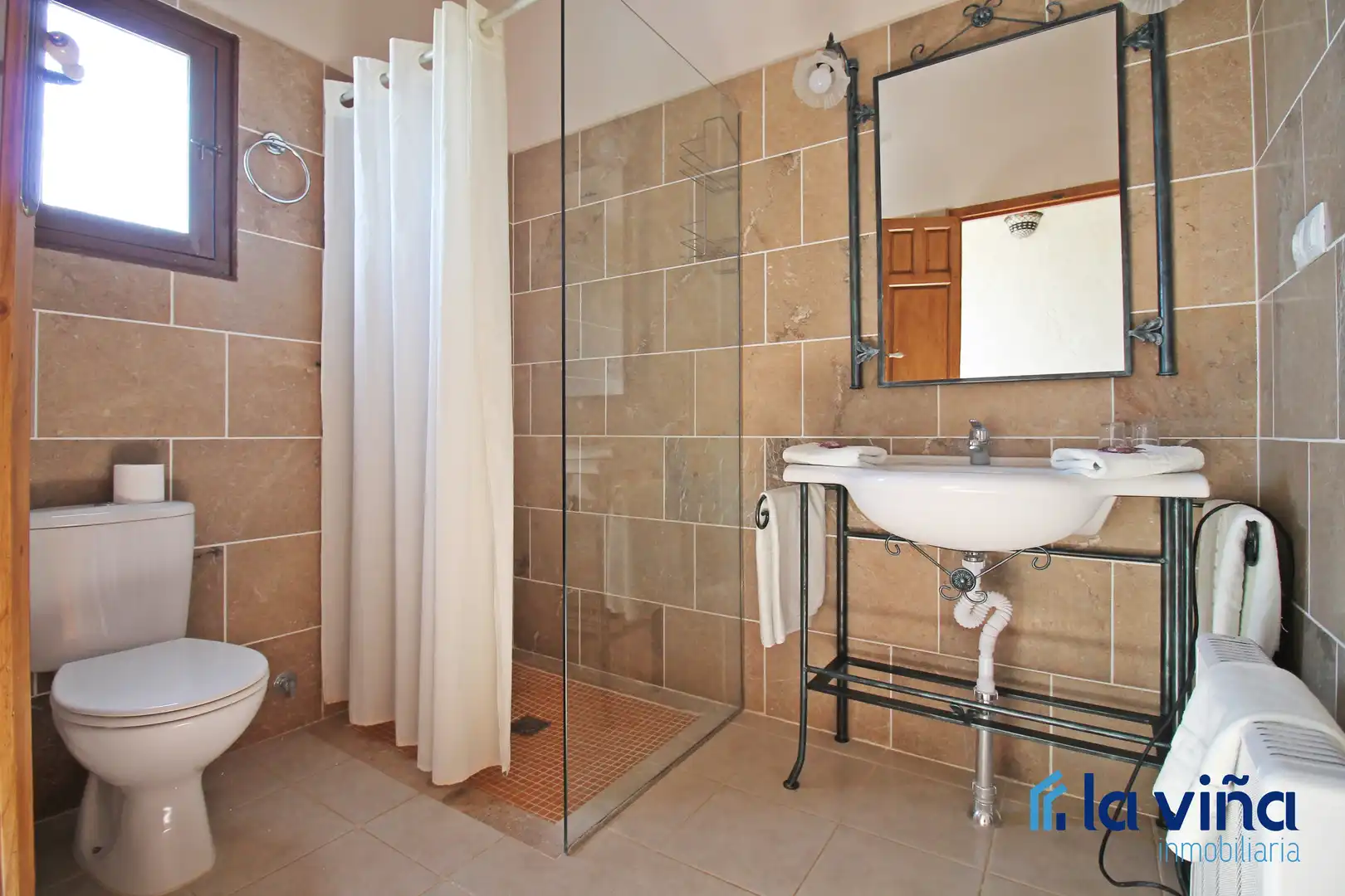 Baño de Finca rústica en venta en Martín de la Jara con Aire acondicionado, Jardín privado y Trastero