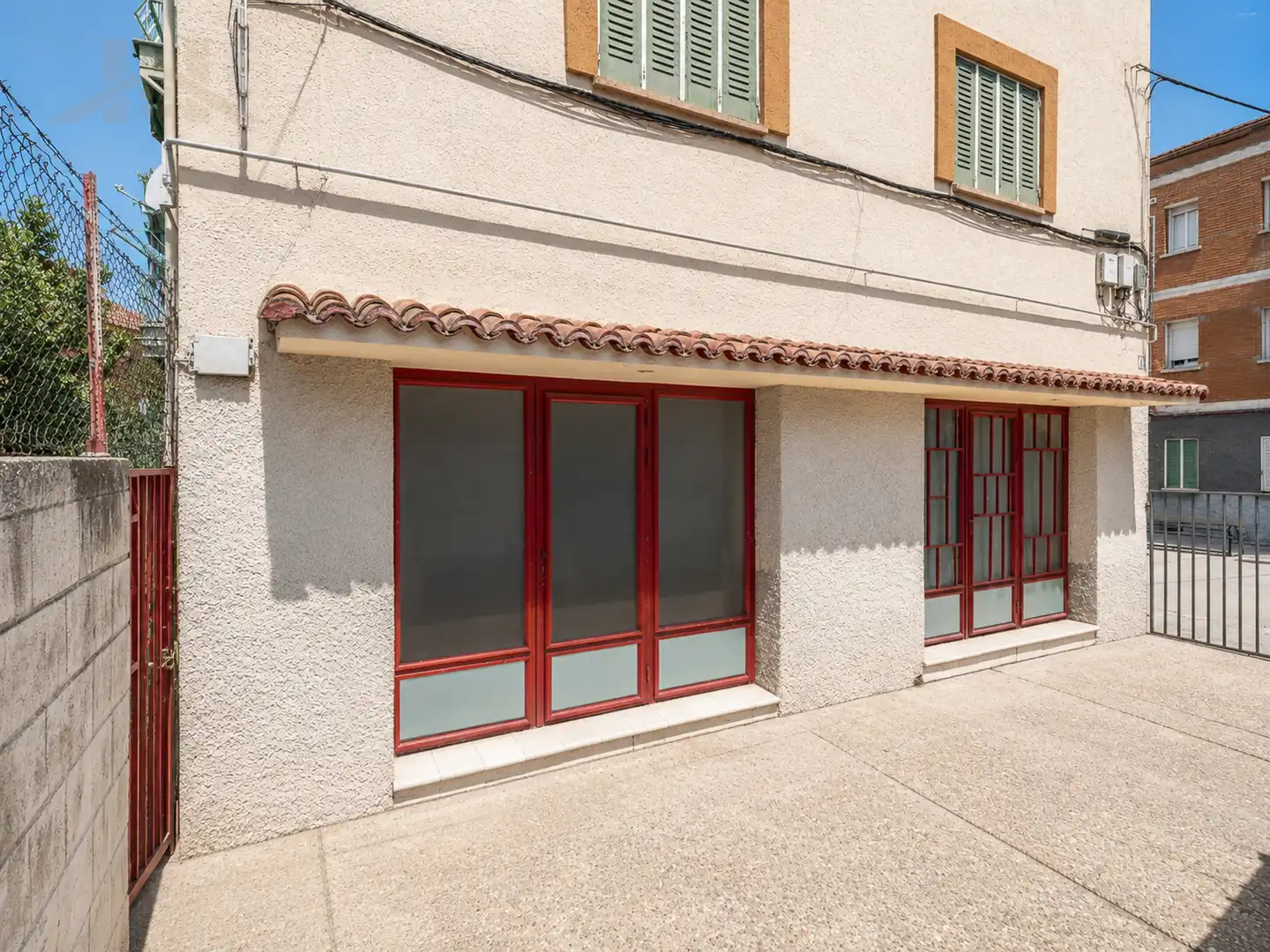 Außenansicht von Wohnung zum Verkauf in Collado Villalba mit Privatgarten und Terrasse