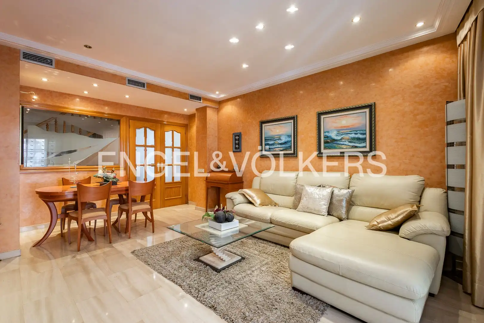 Sala d'estar de Casa adosada en venda en Sant Boi de Llobregat amb Aire condicionat, Calefacció i Jardí privat