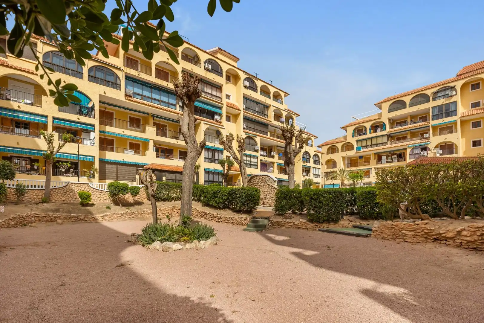 Vista exterior de Planta baixa en venda en Torrevieja amb Aire condicionat, Traster i Piscina