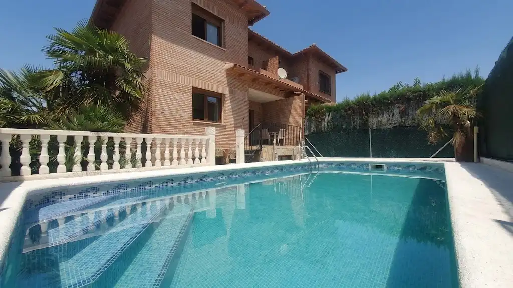 Piscina de Casa adosada en venda en Olías del Rey amb Aire condicionat, Calefacció i Jardí privat