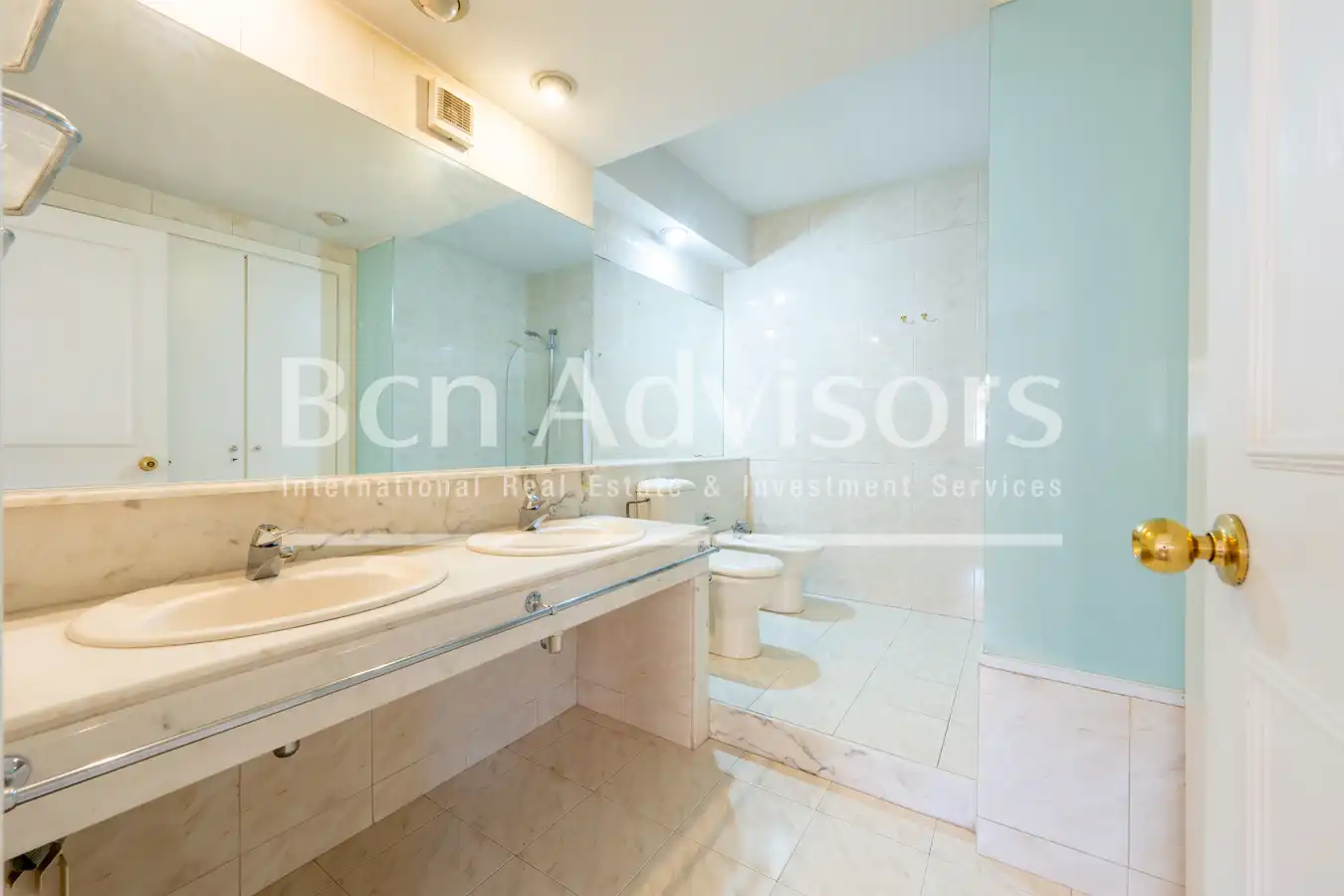 Baño de Casa adosada en venta en Sant Just Desvern con Aire acondicionado, Calefacción y Parquet